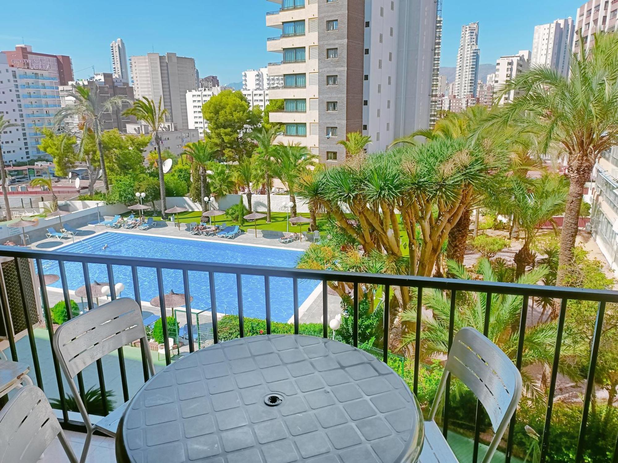 Bermudas Con Piscina En * Benidorm