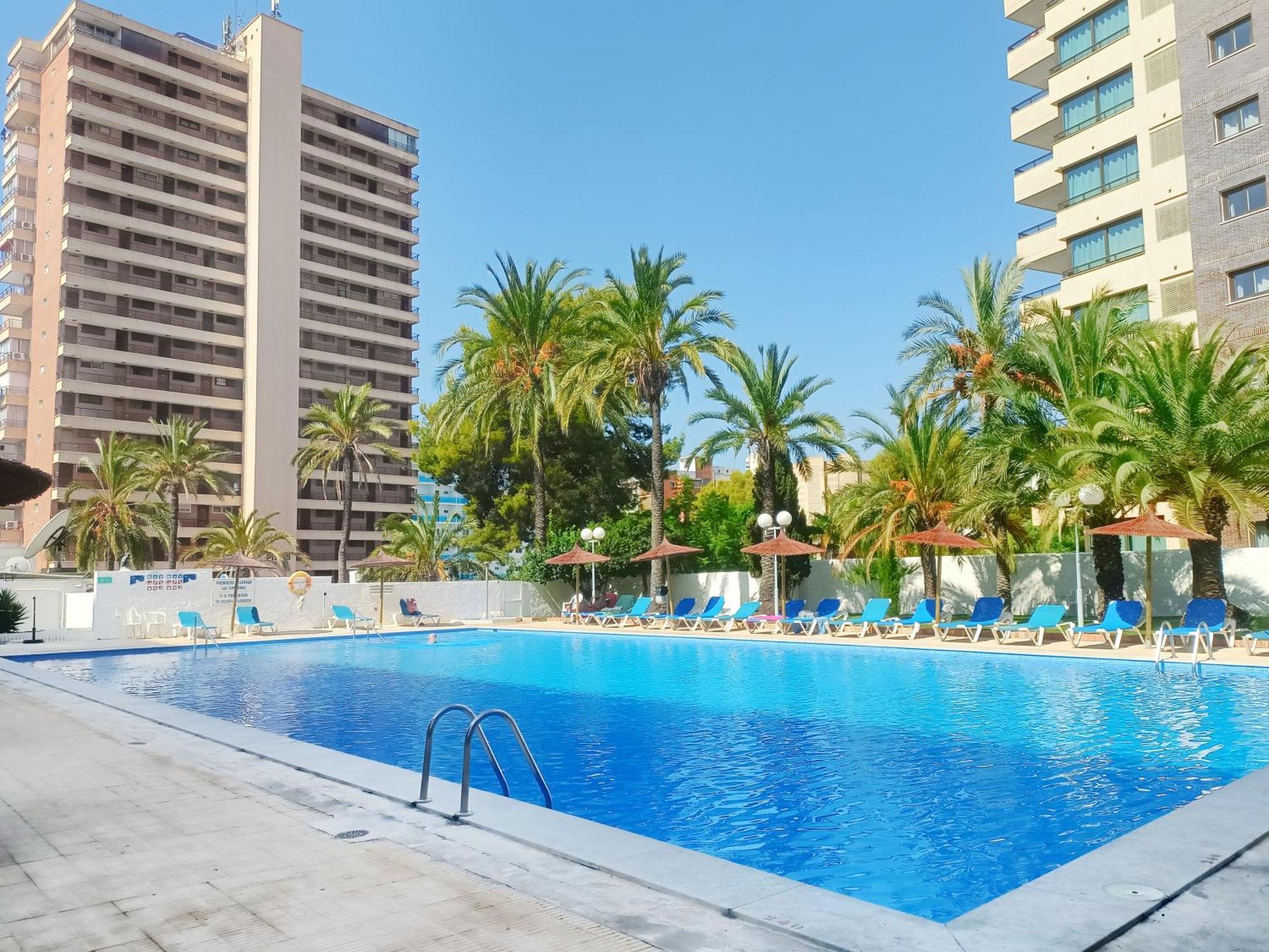 Bermudas Con Piscina En