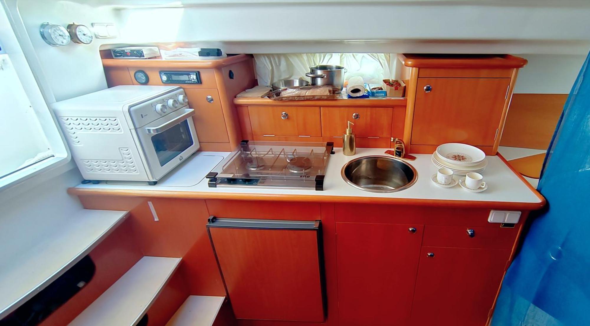 Motor Yacht Alicante Botel *