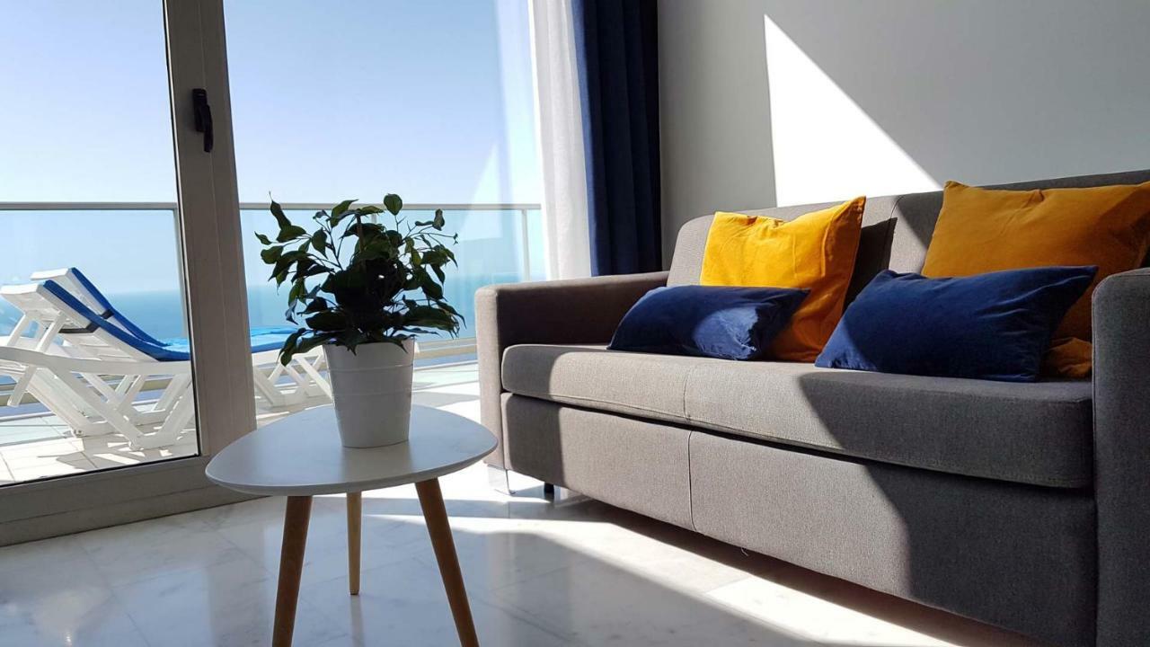 Deluxe Penthouse On The 42nd Floor With Amazing Sea Views Appartement *
