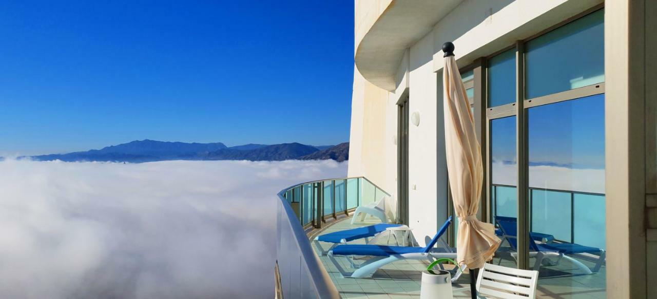 Deluxe Penthouse On The 42nd Floor With Amazing Sea Views Appartement *
