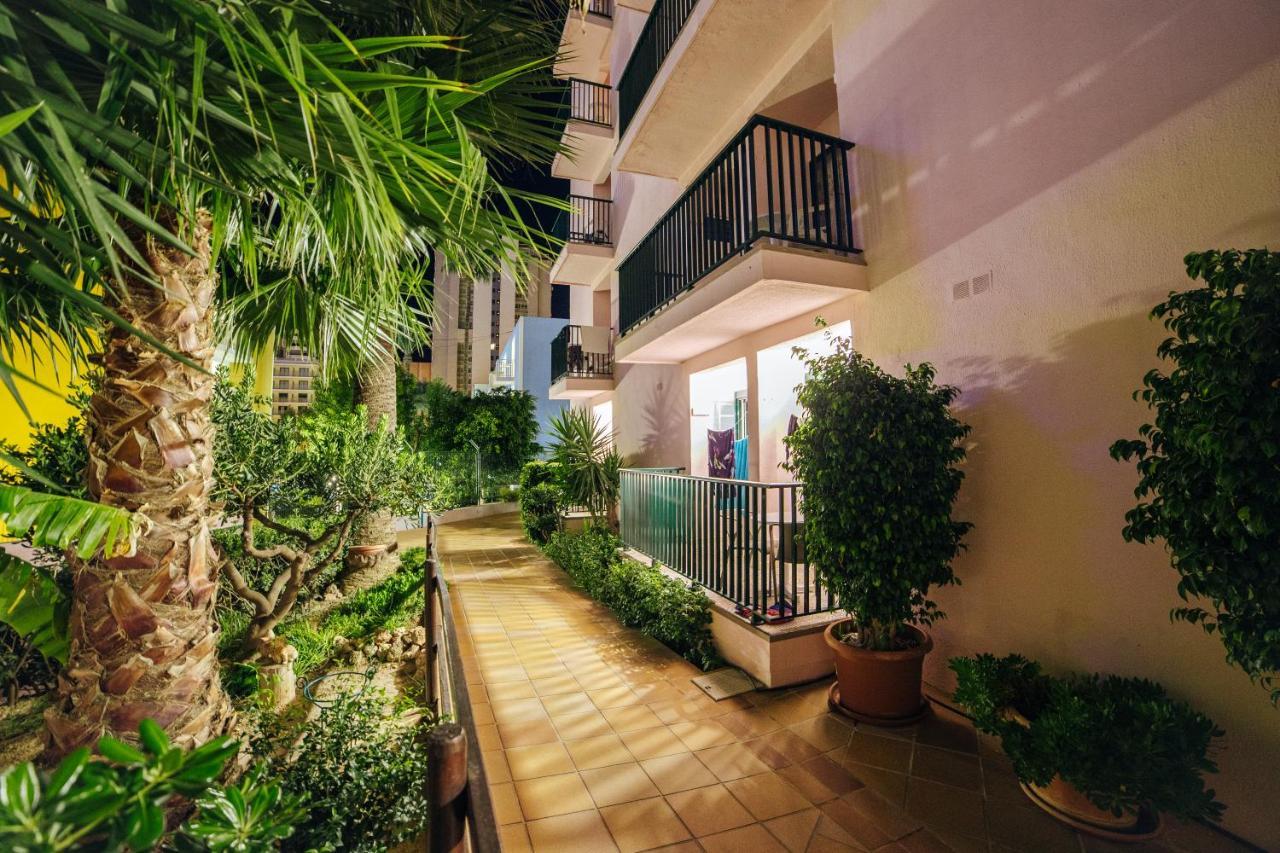 Palm Court Apartment *