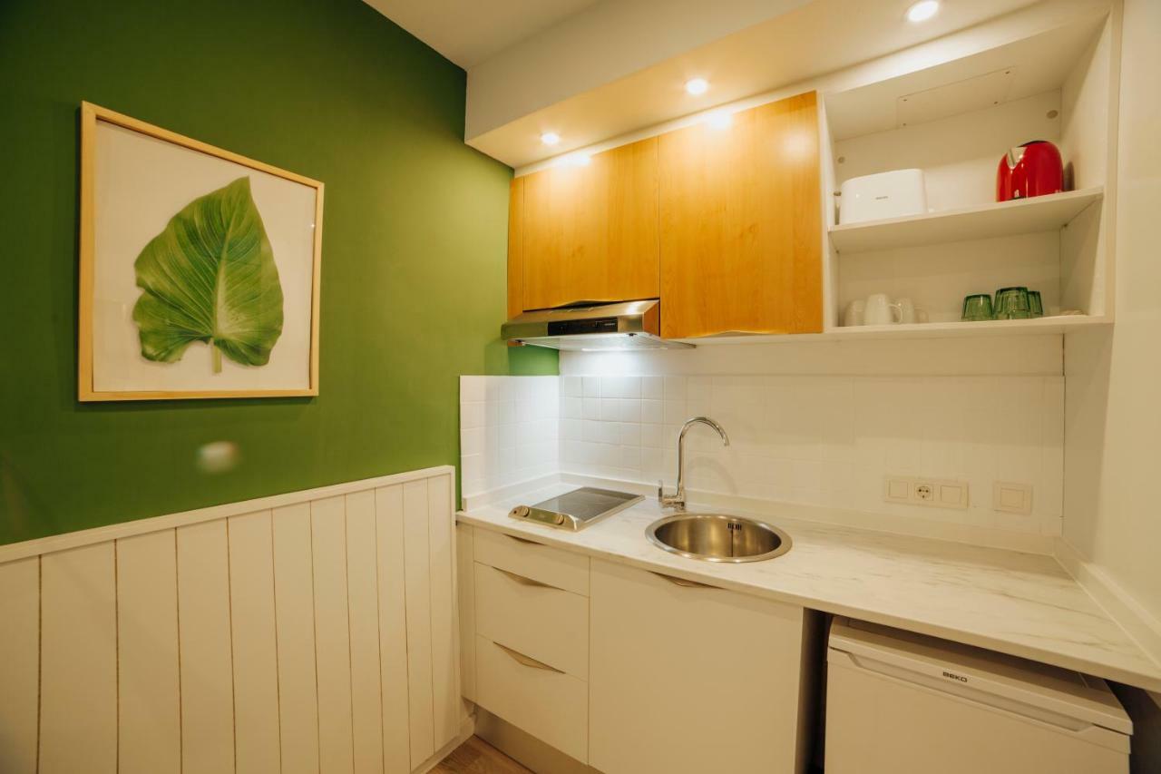Palm Court Apartment *