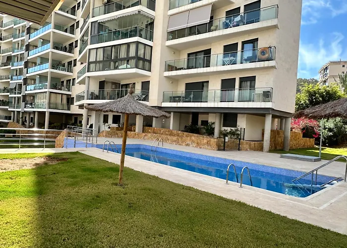 Luxury, Newly Renovated 1-Bedroom Condo By The Beach
