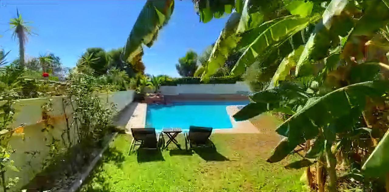 - Kitchen, Pool, Barbecue And Large Garden