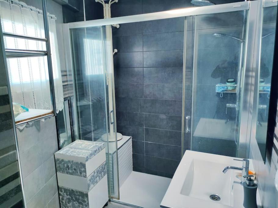Bermudas Con Piscina Y Garaje En Apartamento Benidorm