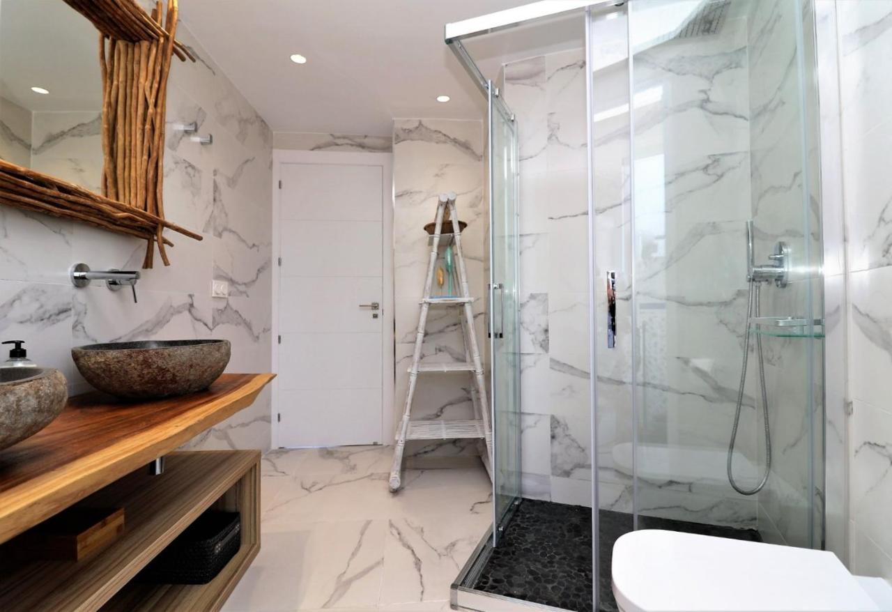 Luxurious 2-bedroom With Stunning Views, 1st Line On Levante Beach, Appartement