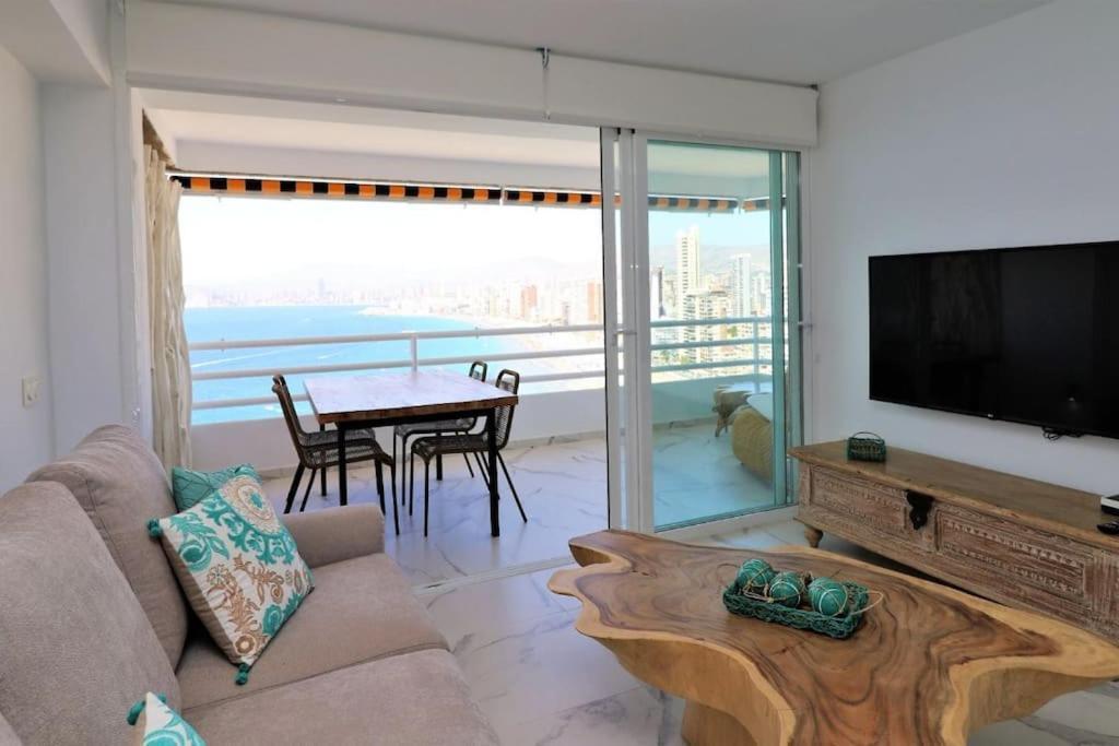 Luxurious 2-bedroom With Stunning Views, 1st Line On Levante Beach, Appartement