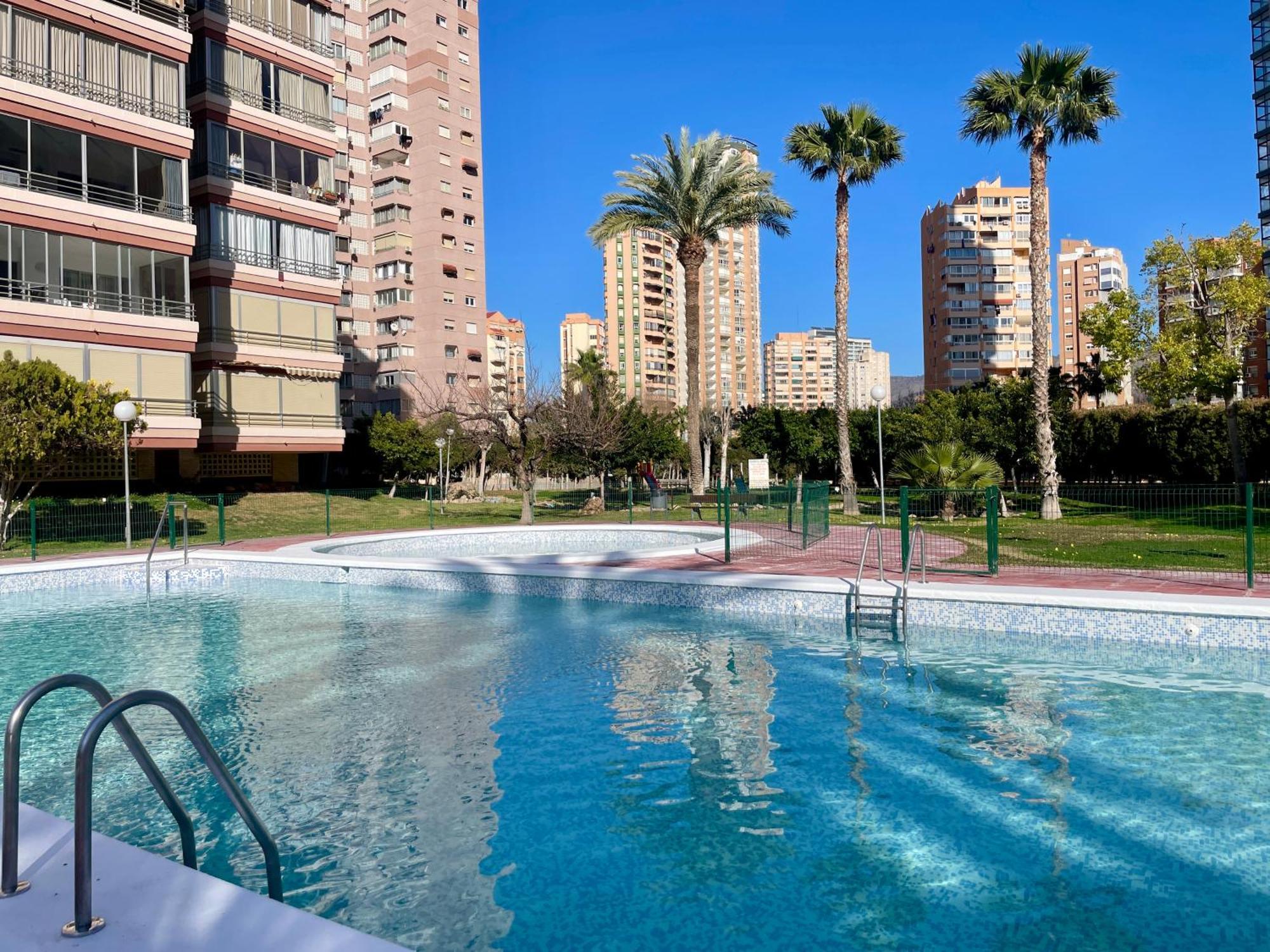 Amplio Con Piscina Y Pistas De Tenis En