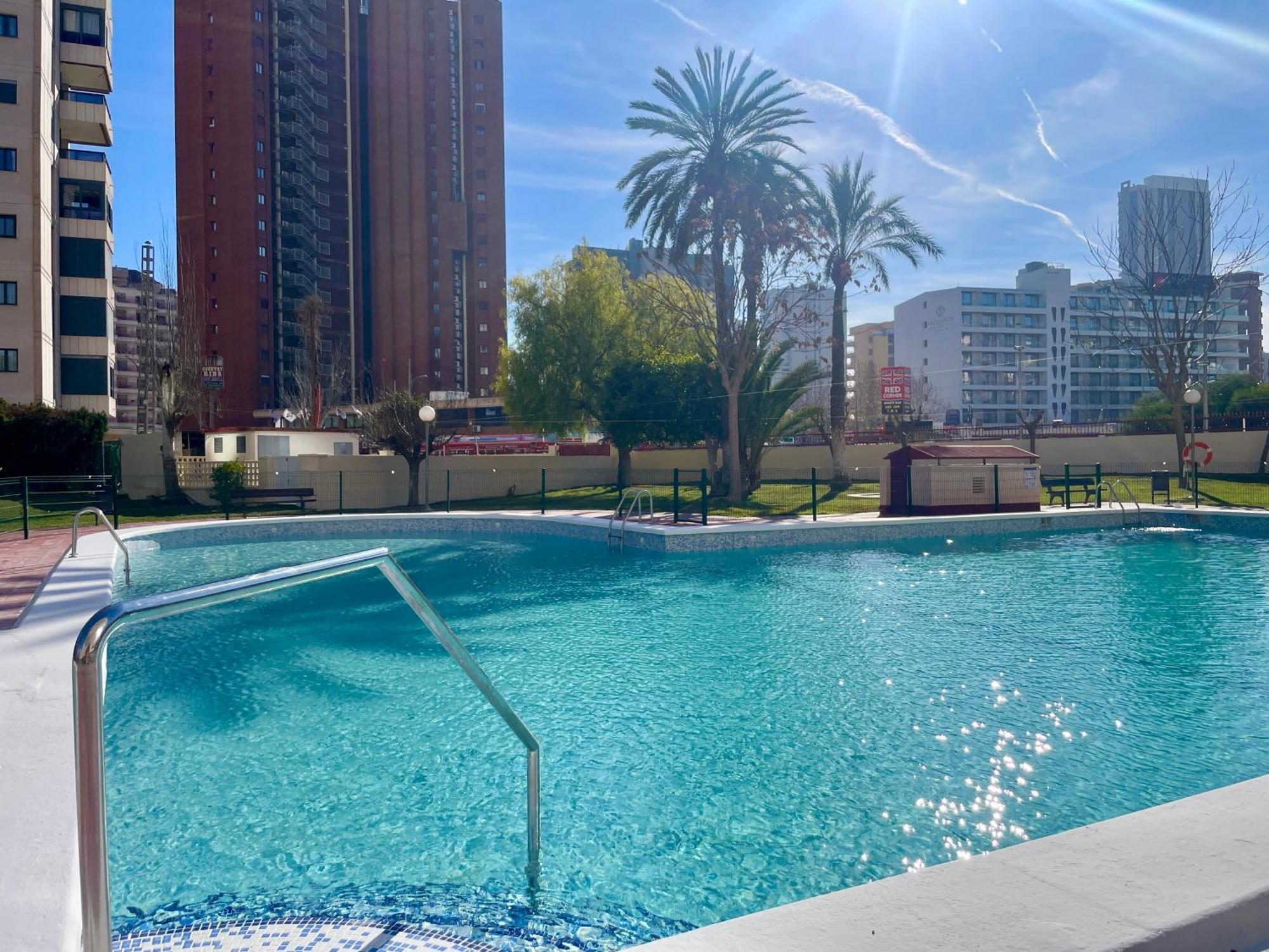 Amplio Con Piscina Y Pistas De Tenis En Apartment