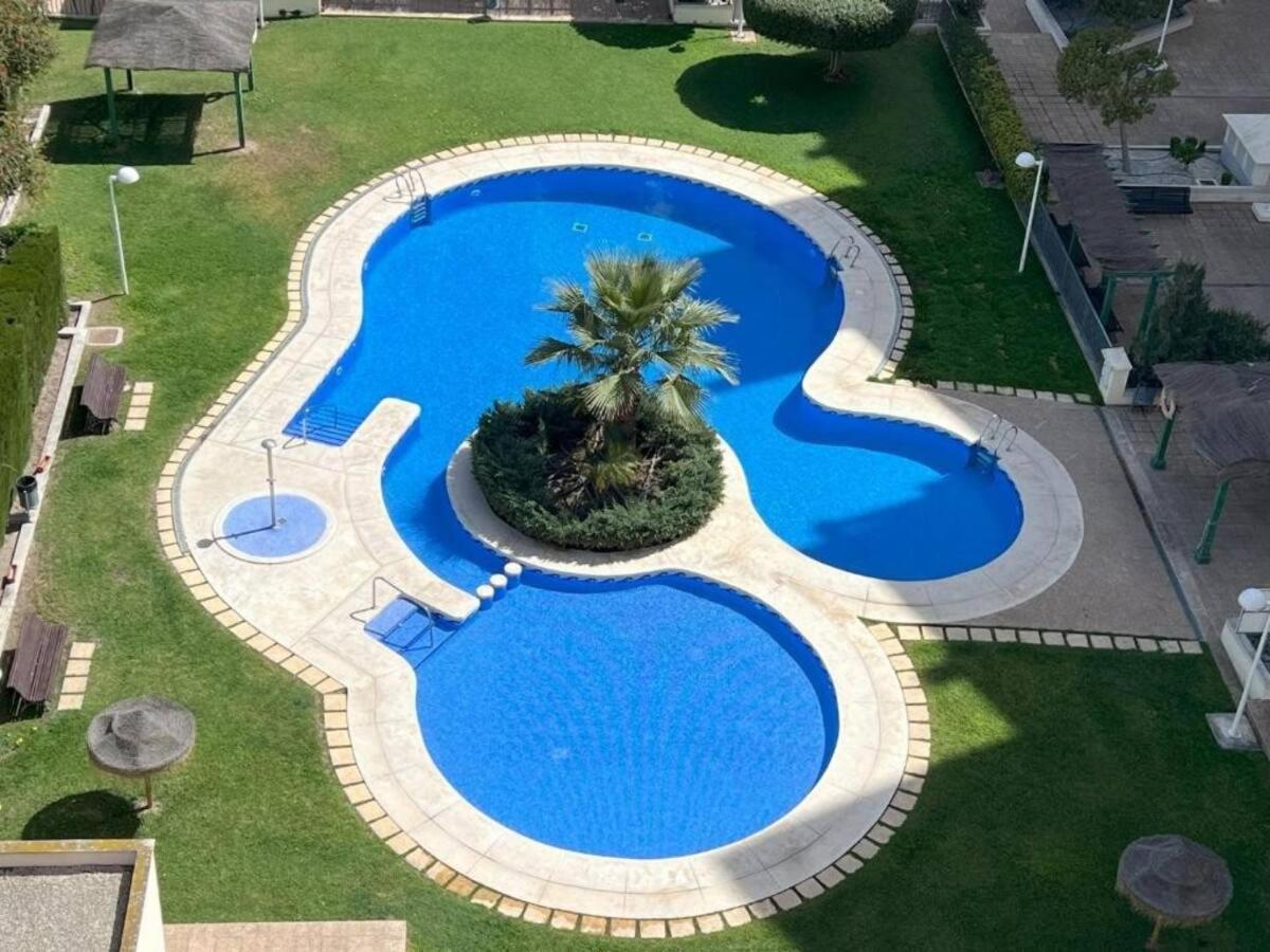 Dos Dormitorios, Con Vista Al Mar Y A Pocos Pasos De La Playa *